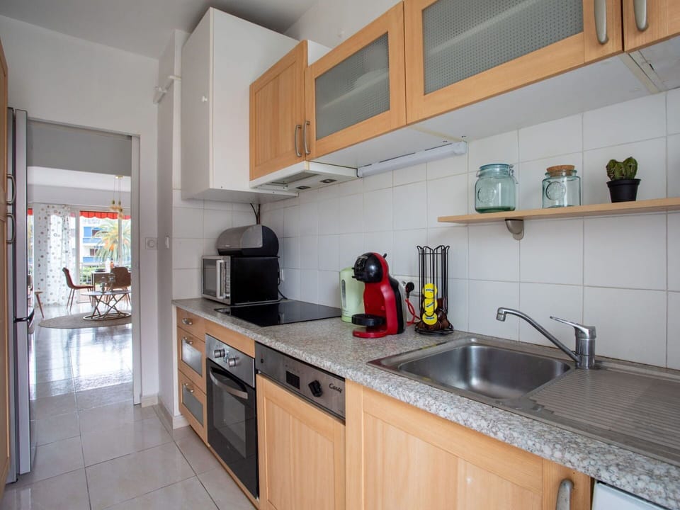 Table, Sky, Furniture, Property, Building, Cloud, Tableware, Azure, Chair, Interior Design