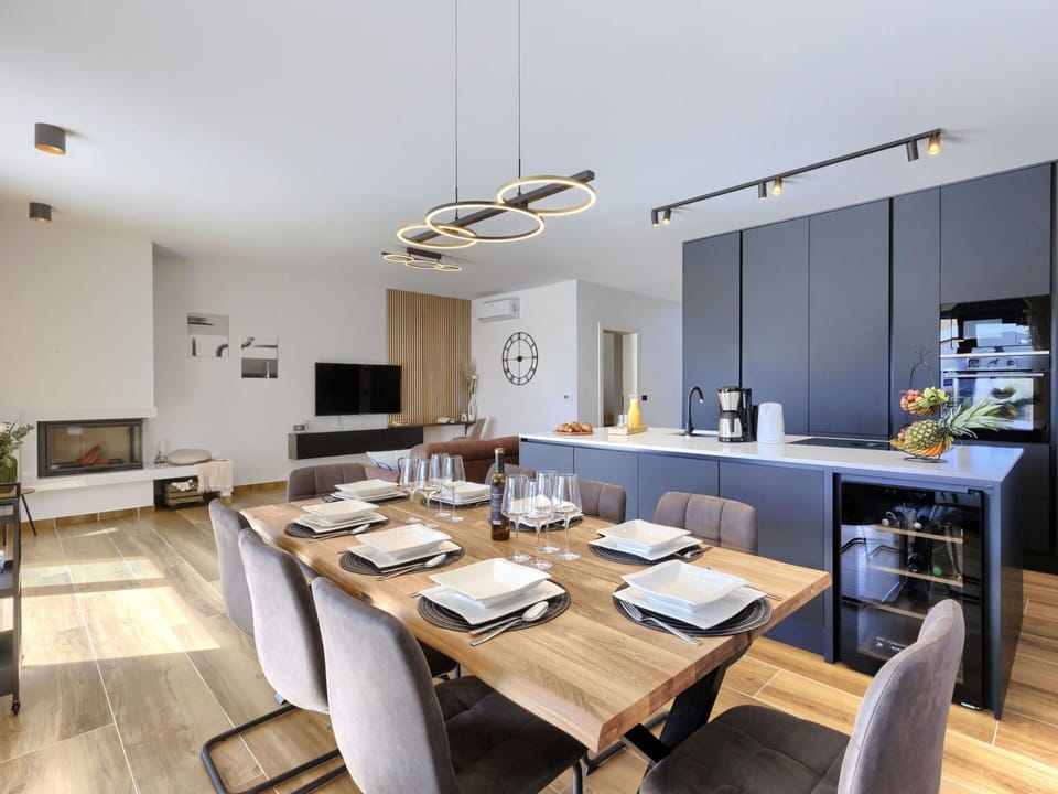Table, Sky, Furniture, Property, Building, Cloud, Tableware, Azure, Chair, Interior Design