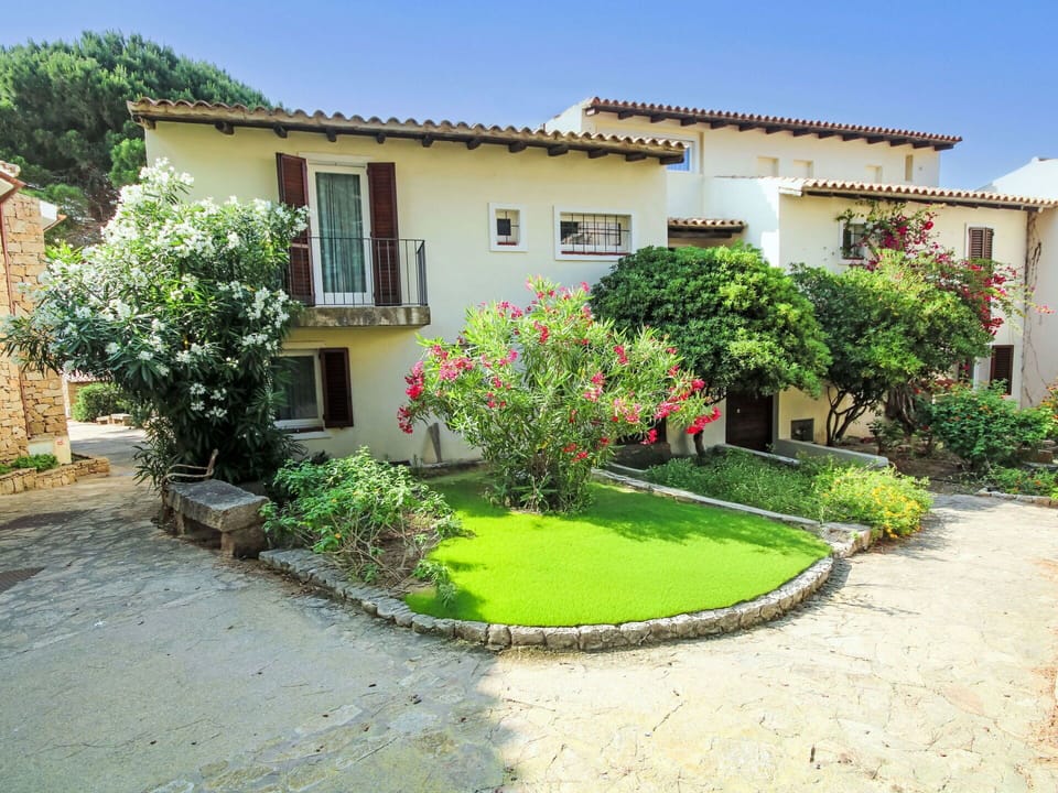 House, Shrub, Garden, Lawn, Backyard, Hacienda, Yard, Landscaping, Shade