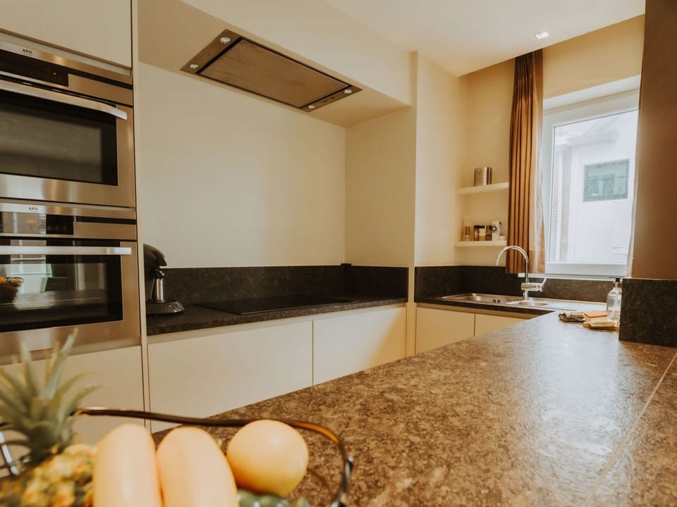 Cabinetry, Wood, Building, Architecture, Interior Design, Window, Living Room, Countertop, Floor, Flooring