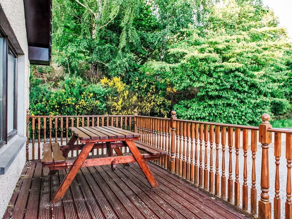 Property, Green, Wood, Fence, Tree, Vegetation, Porch, Grass, Natural Landscape, Building