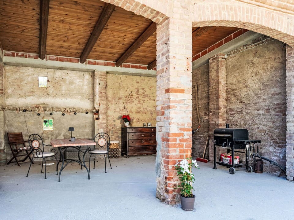 Furniture, Property, Table, Plant, Building, Flowerpot, Wood, Brick, Brickwork, Interior Design
