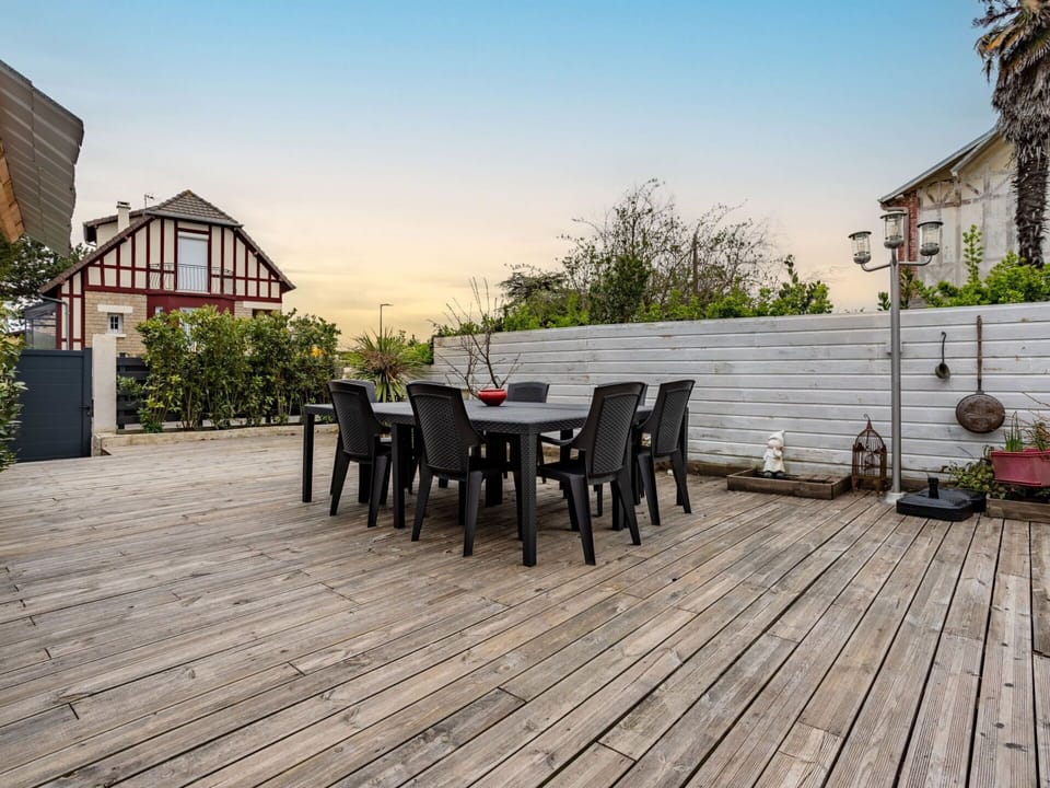 Plant, Water, Sky, Building, Blue, Wood, Shade, Condominium, Leisure, Real Estate