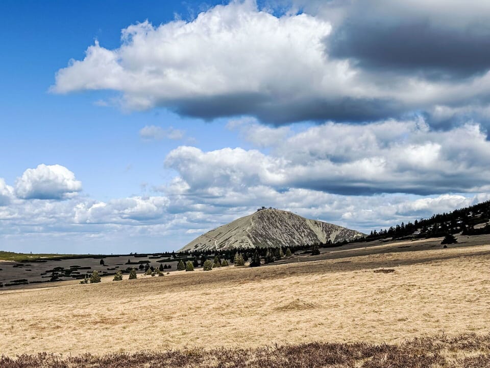 Sky, Blue, Cloud, Mountainous Landforms, Mountain, Ecoregion, Highland, Hill, Horizon, Cumulus