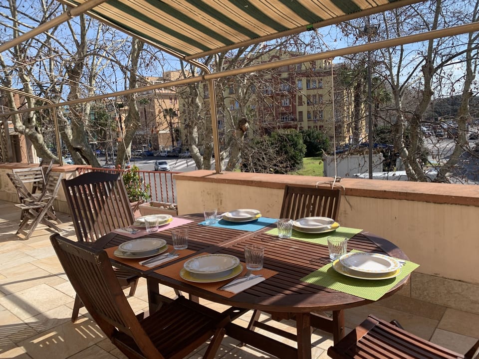 Outdoor dining