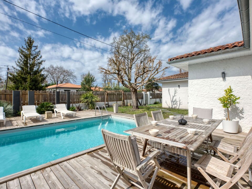 Water, Sky, Building, Plant, Property, Swimming Pool, Azure, Tree, Window, House