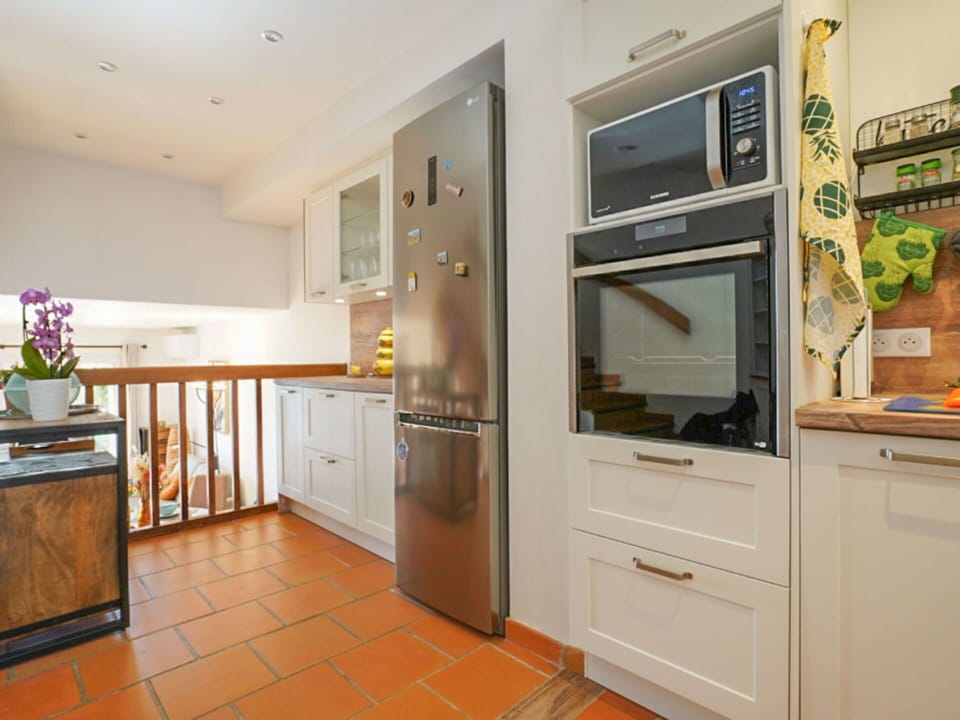 Cabinetry, Countertop, Property, Kitchen Appliance, Kitchen, Interior Design, Home Appliance, Lighting, Wood, Building