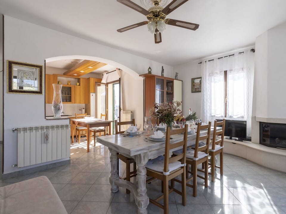 Property, Furniture, Comfort, Wood, Table, Television, Flooring, Interior Design, Floor, Architecture