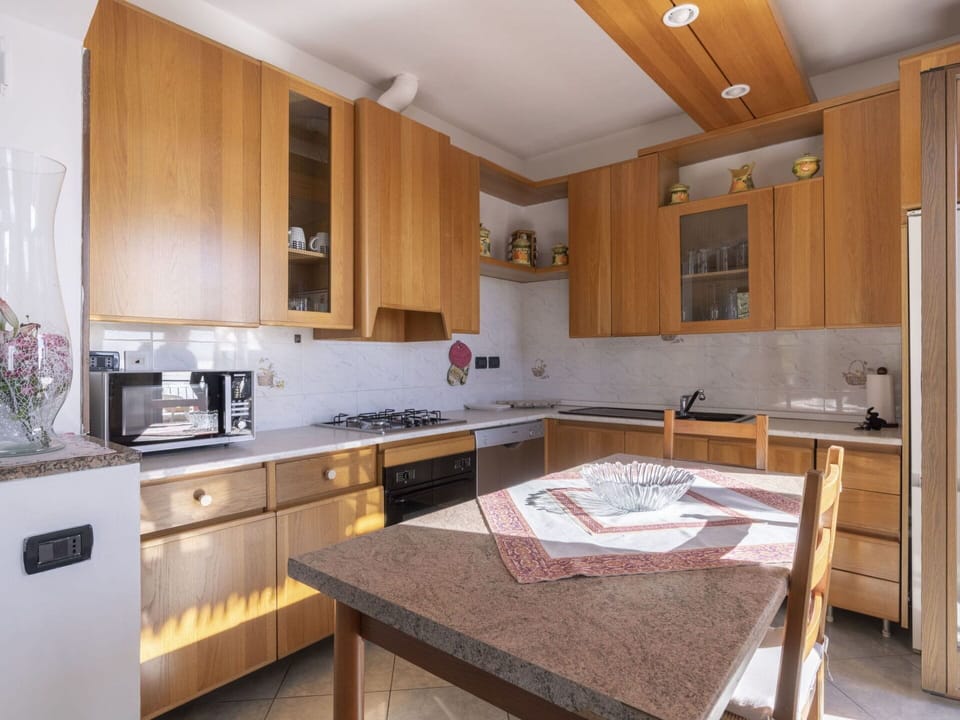 Property, Furniture, Comfort, Wood, Table, Television, Flooring, Interior Design, Floor, Architecture