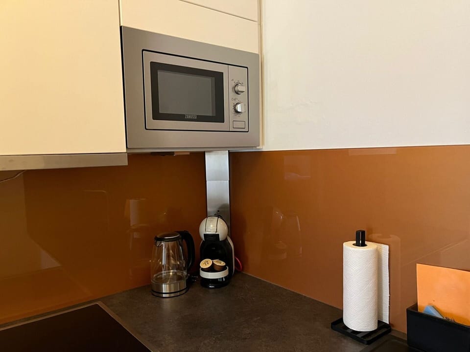 Property, Tableware, Wood, Interior Design, Floor, Flooring, Hardwood, Drinkware, Audio Equipment, Television