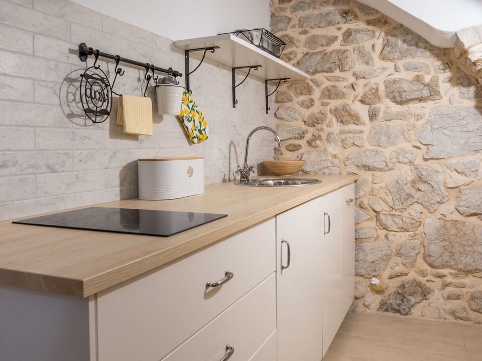 Cabinetry, Furniture, Property, Countertop, Tap, Building, Wood, Kitchen, Drawer, Lighting
