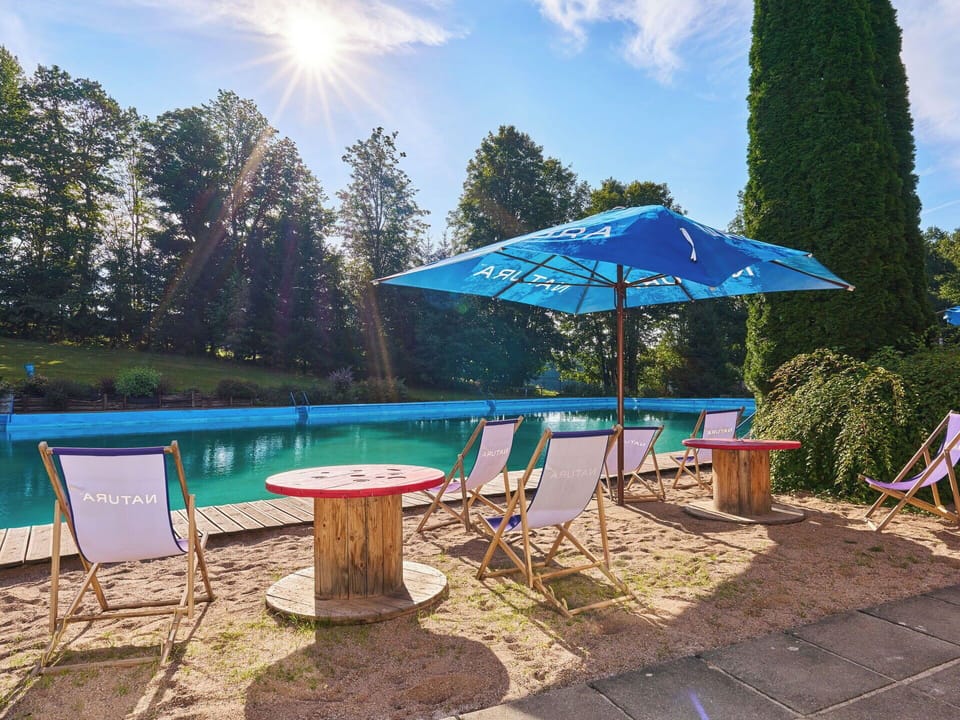 Blue, Swimming Pool, Leisure, Outdoor Furniture, Garden, Umbrella, Resort, Sunlounger, Landscaping, Shade