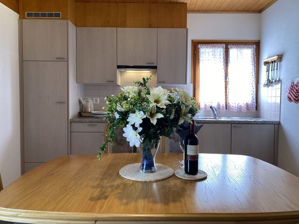 Flower, Table, Plant, Furniture, Cabinetry, Vase, Houseplant, Interior Design, Flowerpot, Building