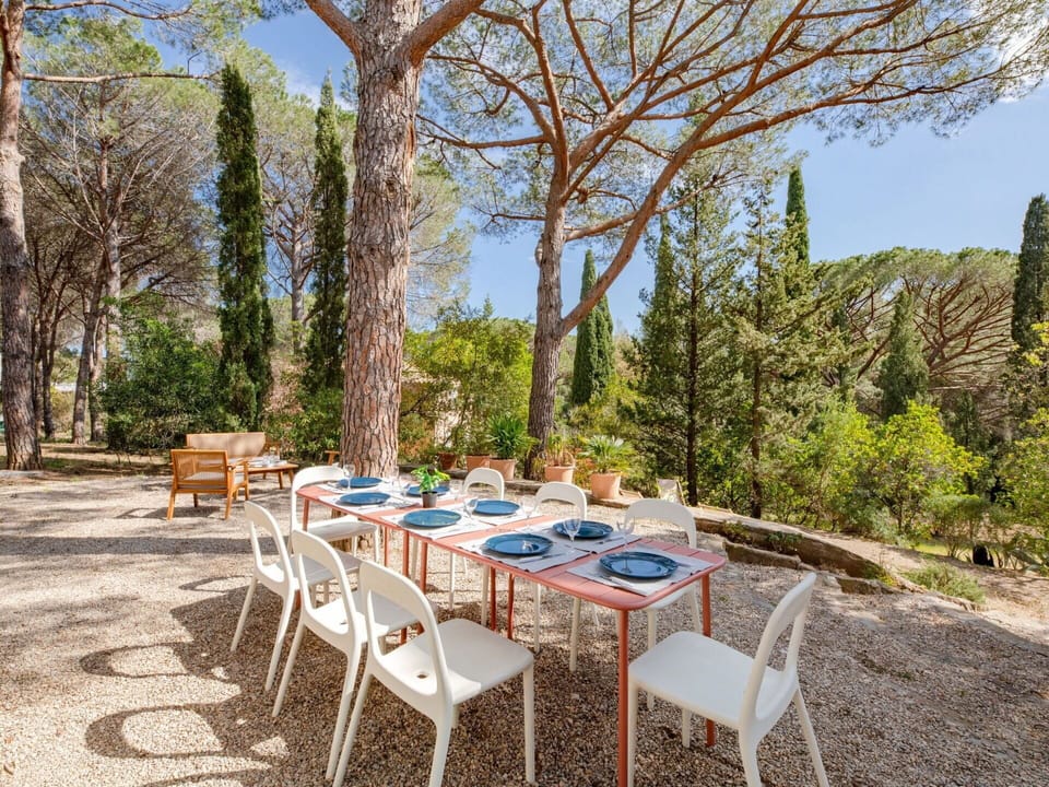 Table, Plant, Cloud, Sky, Building, Property, Tableware, Chair, Interior Design, Outdoor Furniture