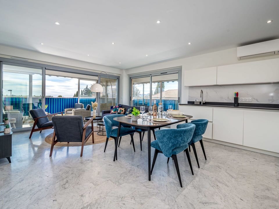 Table, Furniture, Property, Chair, Building, Window, Interior Design, Floor, Flooring, Kitchen & Dining Room Table