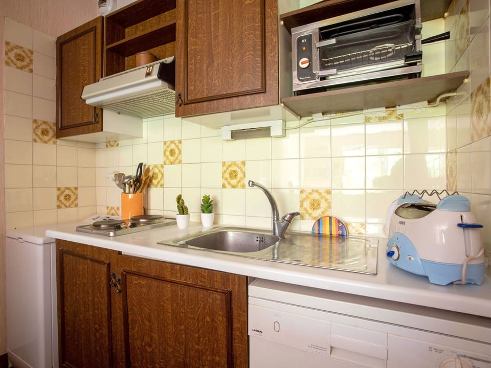 Cabinetry, Kitchen Sink, Countertop, Tap, Property, Sink, Plumbing Fixture, Kitchen, Kitchen Stove, Wood