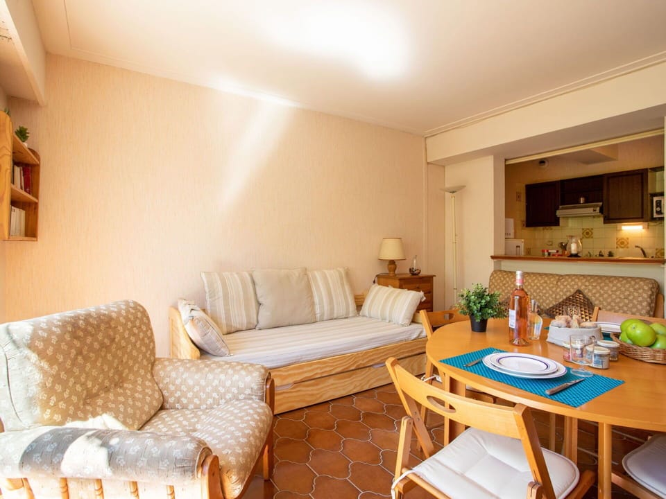 Table, Furniture, Couch, Comfort, Wood, Interior Design, Living Room, Floor, Flooring, Pillow