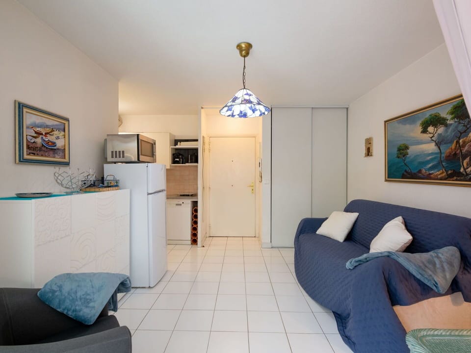 Property, Furniture, Comfort, Wood, Table, Television, Flooring, Interior Design, Floor, Architecture
