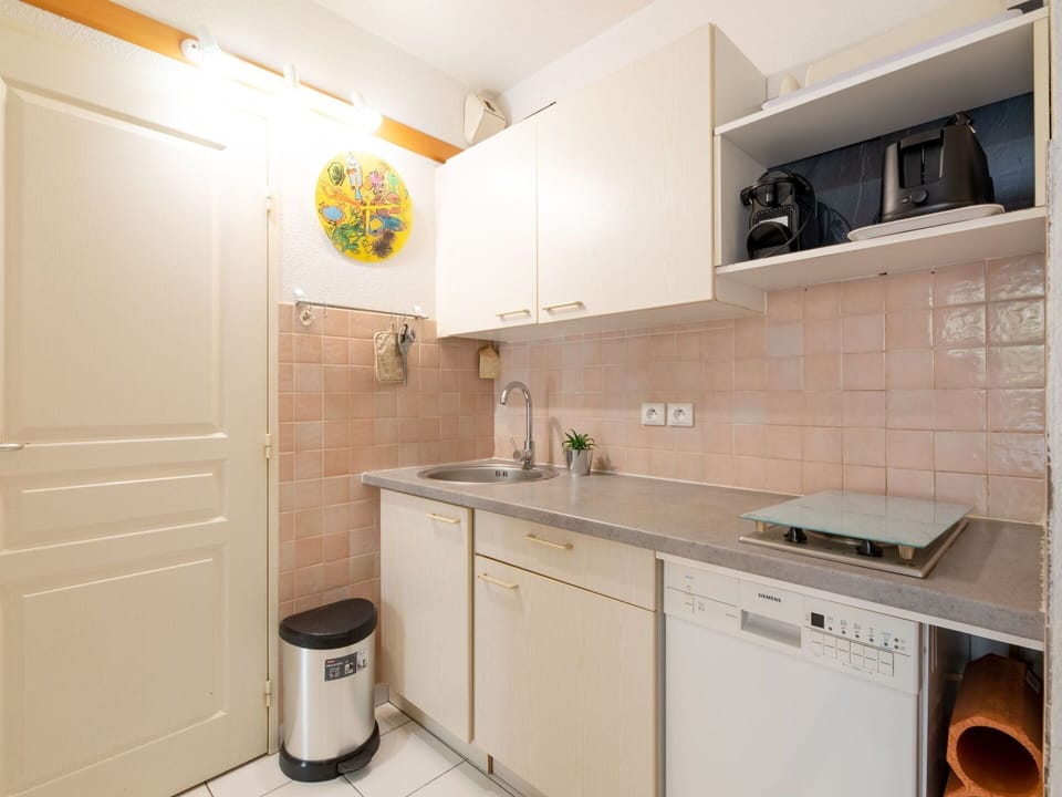 Property, Furniture, Comfort, Wood, Table, Television, Flooring, Interior Design, Floor, Architecture