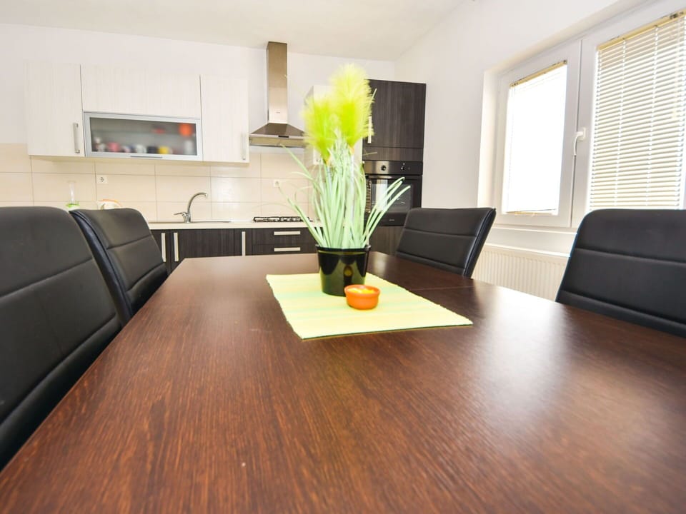 Property, Furniture, Comfort, Wood, Table, Television, Flooring, Interior Design, Floor, Architecture