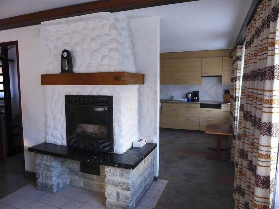 Wood, Building, Floor, Hearth, Flooring, Hardwood, Living Room, Gas, House