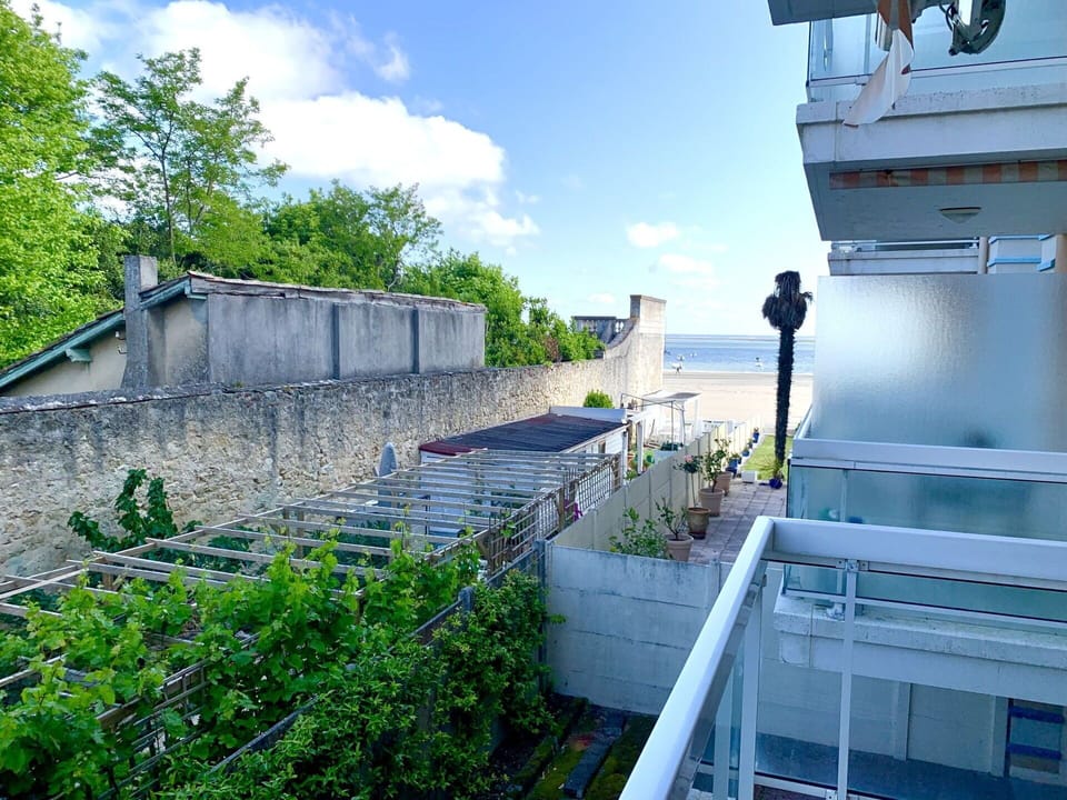 Sky, Cloud, Plant, Daytime, Water, Azure, Naval Architecture, Watercraft, Boat, Urban Design