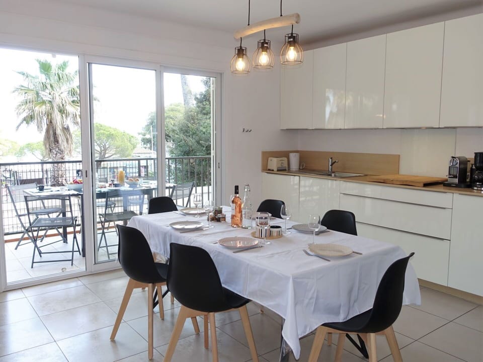 Table, Furniture, Property, Chair, Cabinetry, Wood, Lighting, Interior Design, Countertop, Floor
