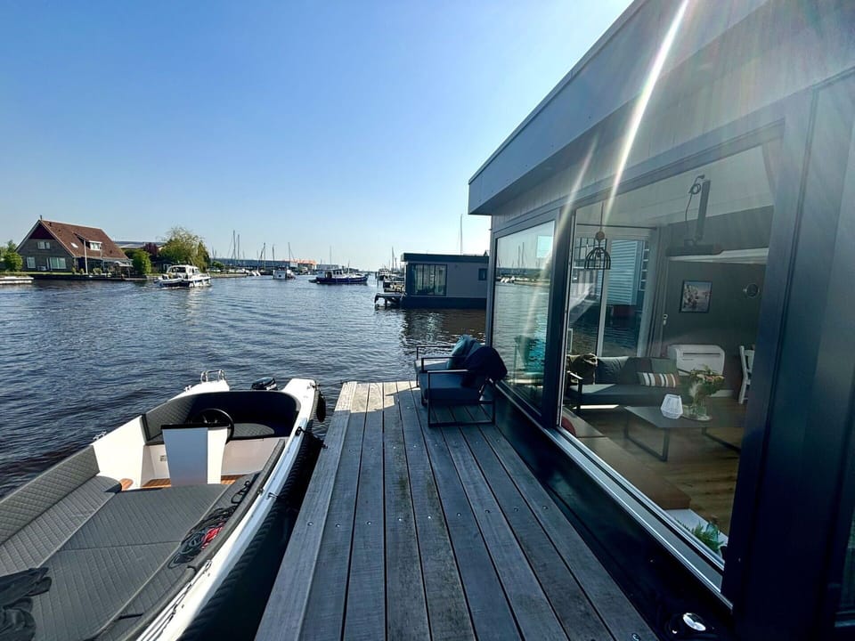 Water, Sky, Boat, Watercraft, Naval Architecture, Lake, Vehicle, Leisure, Building, Dock