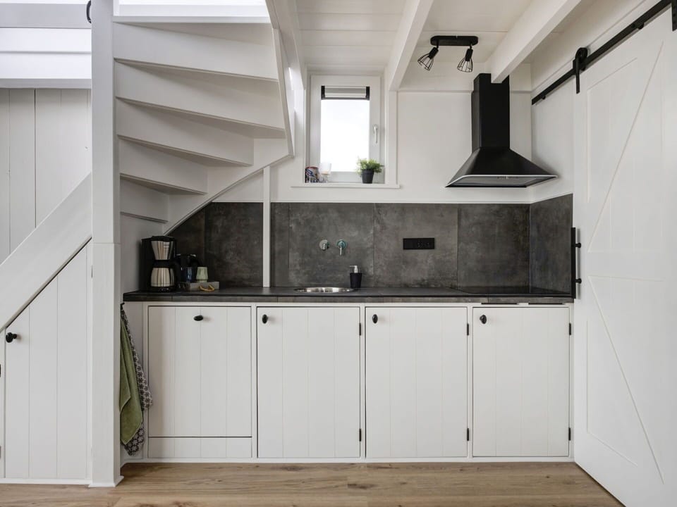 Cabinetry, Building, Wood, Shelving, Flooring, Kitchen, Material Property, Hardwood, Rectangle