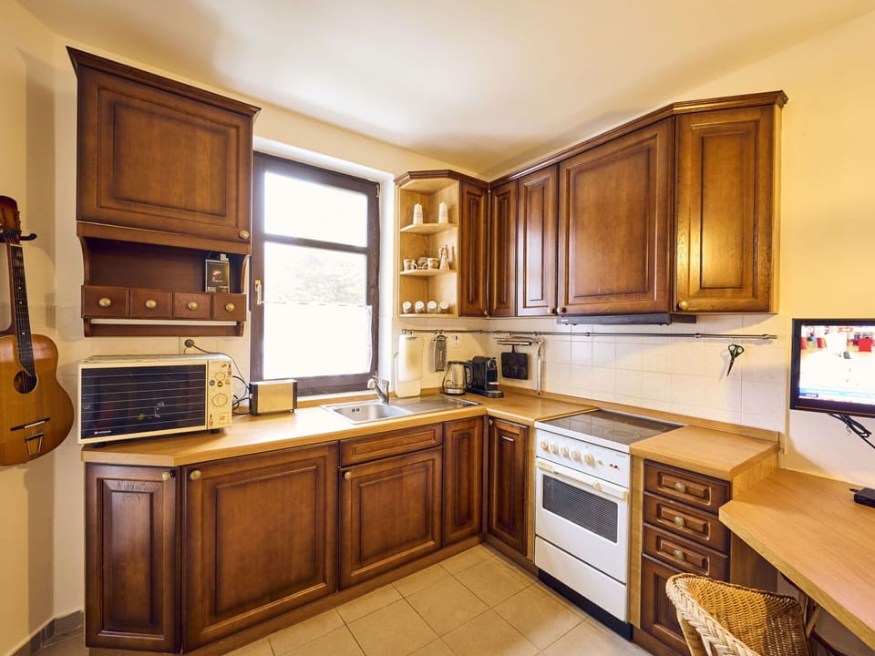 Countertop, Cabinetry, Property, Kitchen Appliance, Home Appliance, Kitchen Stove, Kitchen, Wood, Interior Design