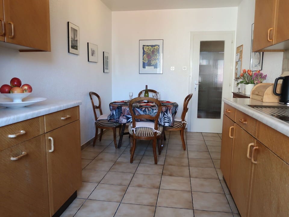 Cabinetry, Property, Furniture, Drawer, Wood, Interior Design, Building, Table, Comfort, Floor