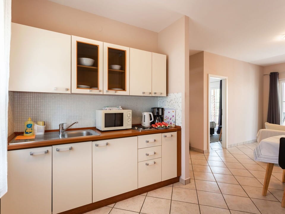 Water, Cloud, Sky, Boat, Watercraft, Vehicle, Plant, Tree, Body Of Water, Lake