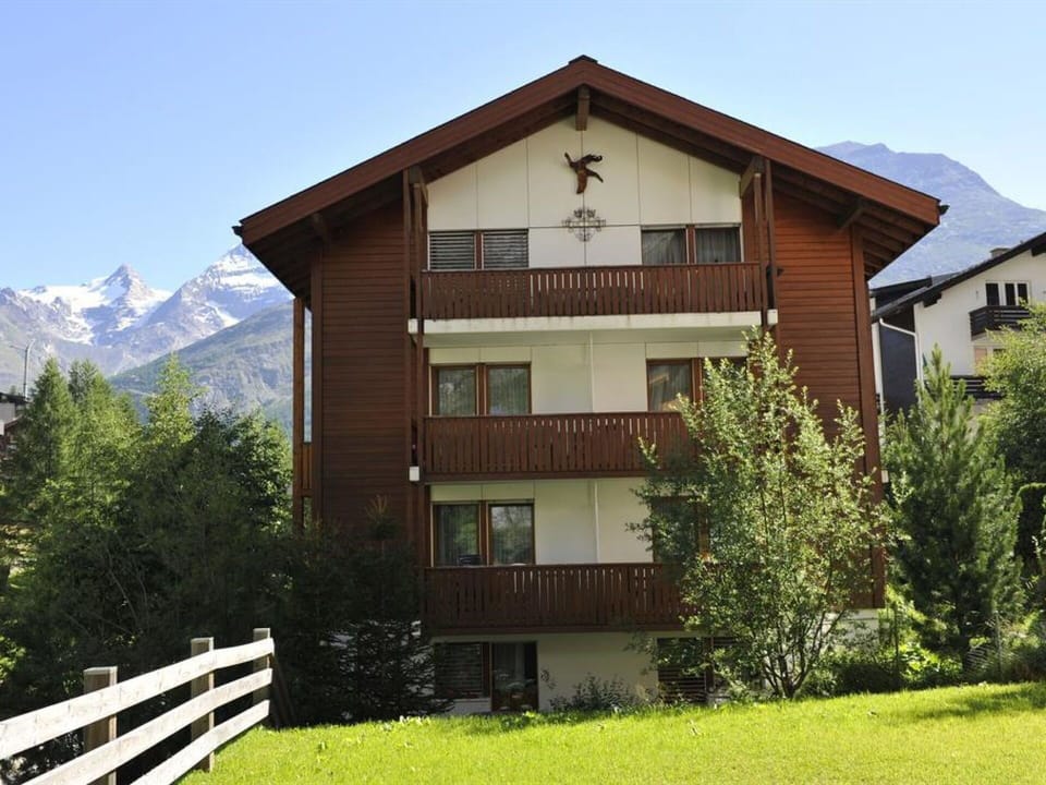 House, Home, Mountain Range, Cottage, Hill Station, Alps, Valley, Ridge, Mountain Village, Glacial Landform