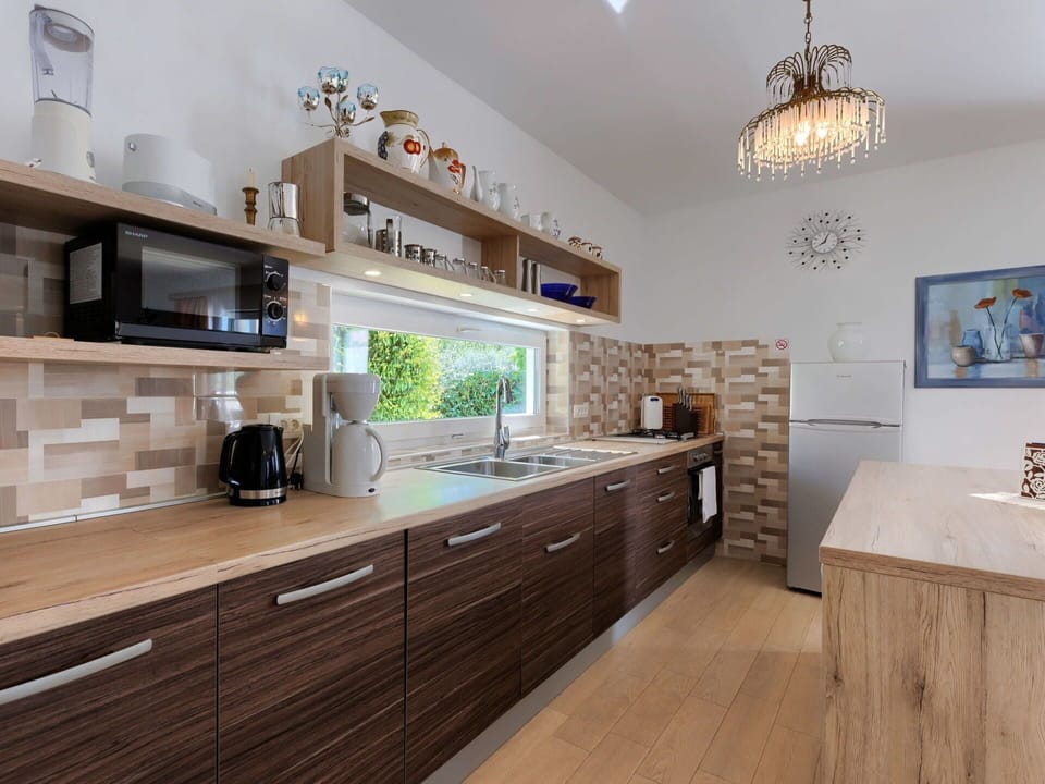 Sky, Building, Table, Window, Outdoor Furniture, Urban Design, Wood, Shade, Condominium, House