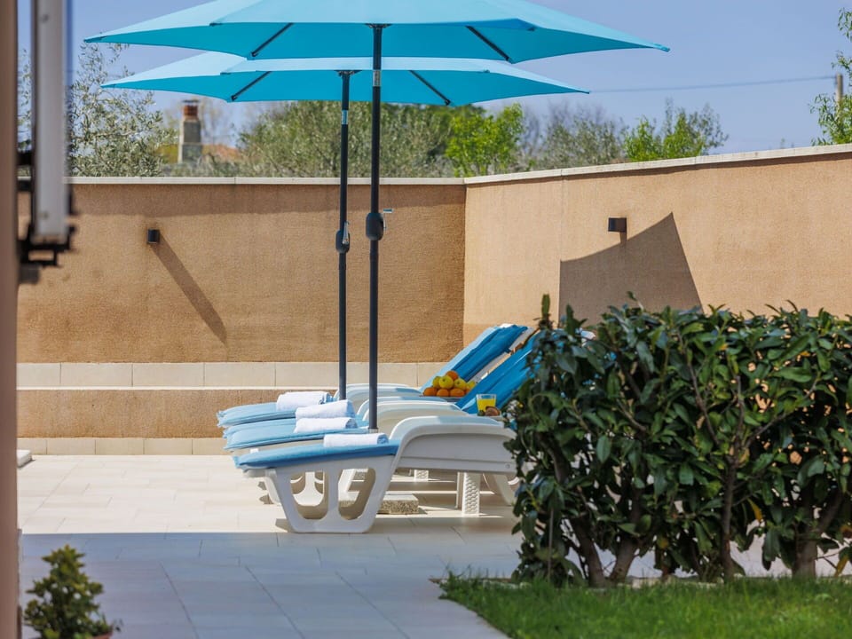 Water, Plant, Sky, Property, Cloud, Swimming Pool, Azure, Tree, Outdoor Furniture, Shade
