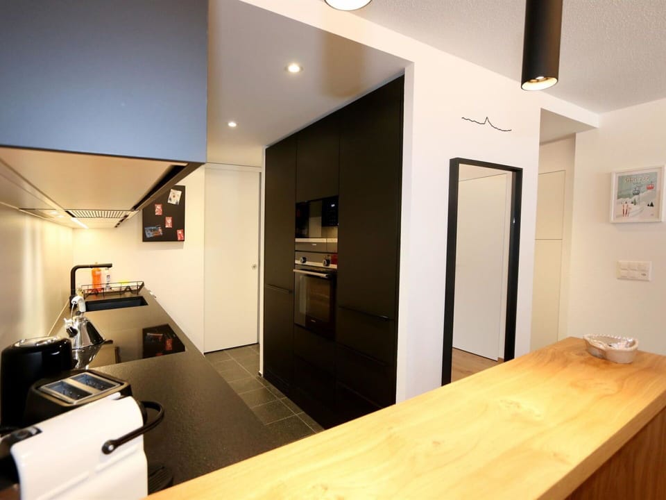 Table, Furniture, Property, Building, Wood, House, Interior Design, Comfort, Floor, Desk