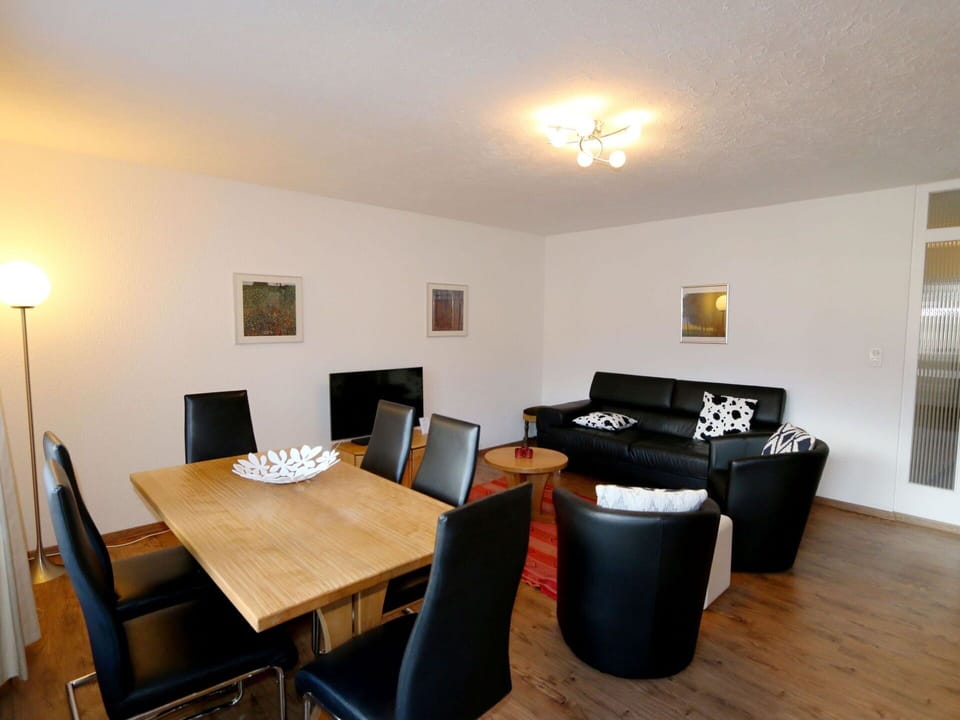Table, Property, Furniture, Building, Wood, Lighting, Interior Design, Comfort, Picture Frame, Chair