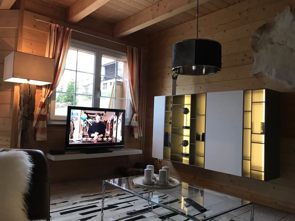 Building, Property, Furniture, Architecture, Interior Design, Wood, Window, House, Flooring, Floor
