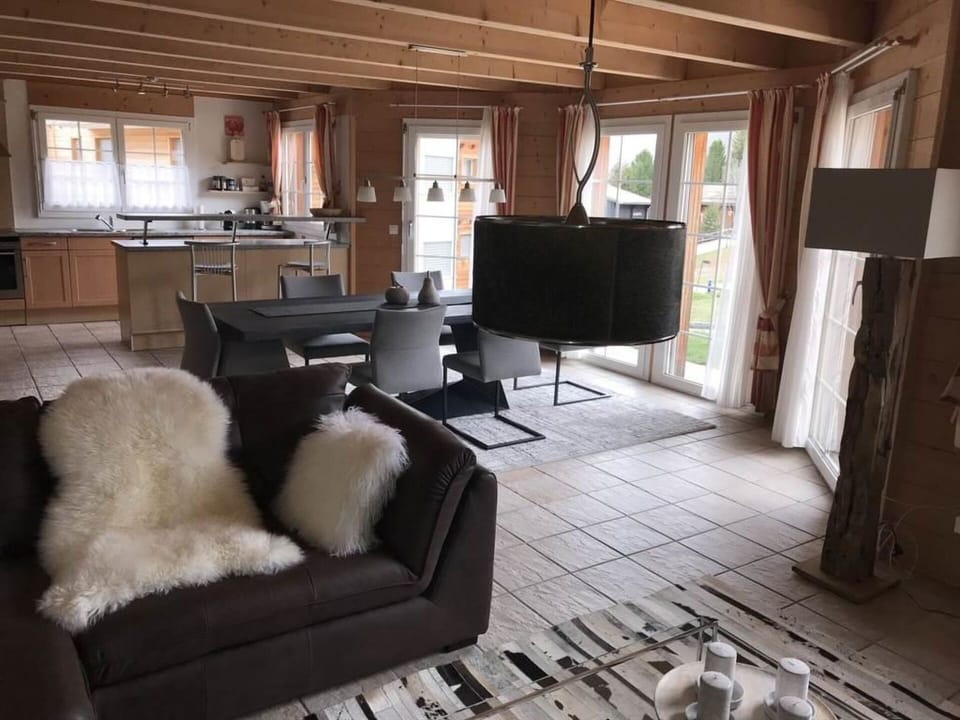 Furniture, Building, Window, Interior Design, Couch, Wood, Flooring, Floor, Comfort, Wall