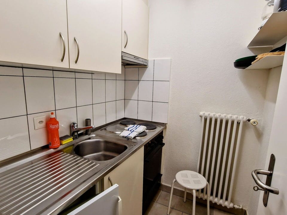 Kitchen Sink, Sink, Property, Tap, Building, Kitchen, Plumbing Fixture, Cabinetry, Kitchen Appliance, Kitchen Stove