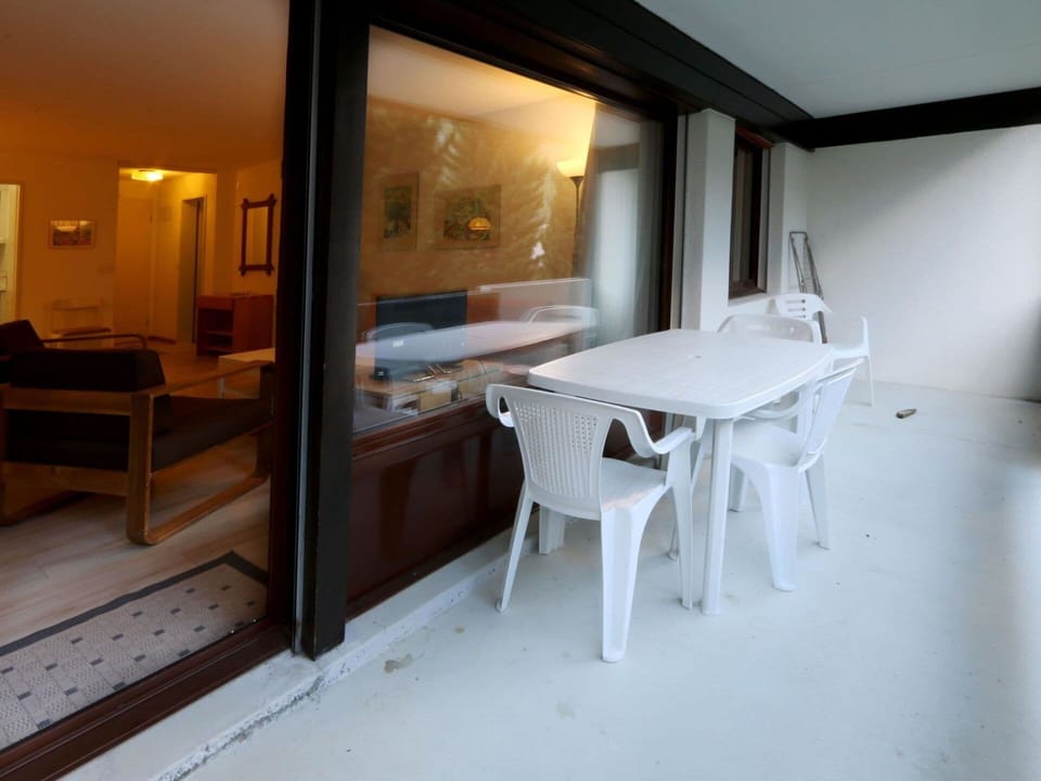 Furniture, Table, Interior Design, Wood, Building, Floor, Flooring, Living Room, Comfort, Wall