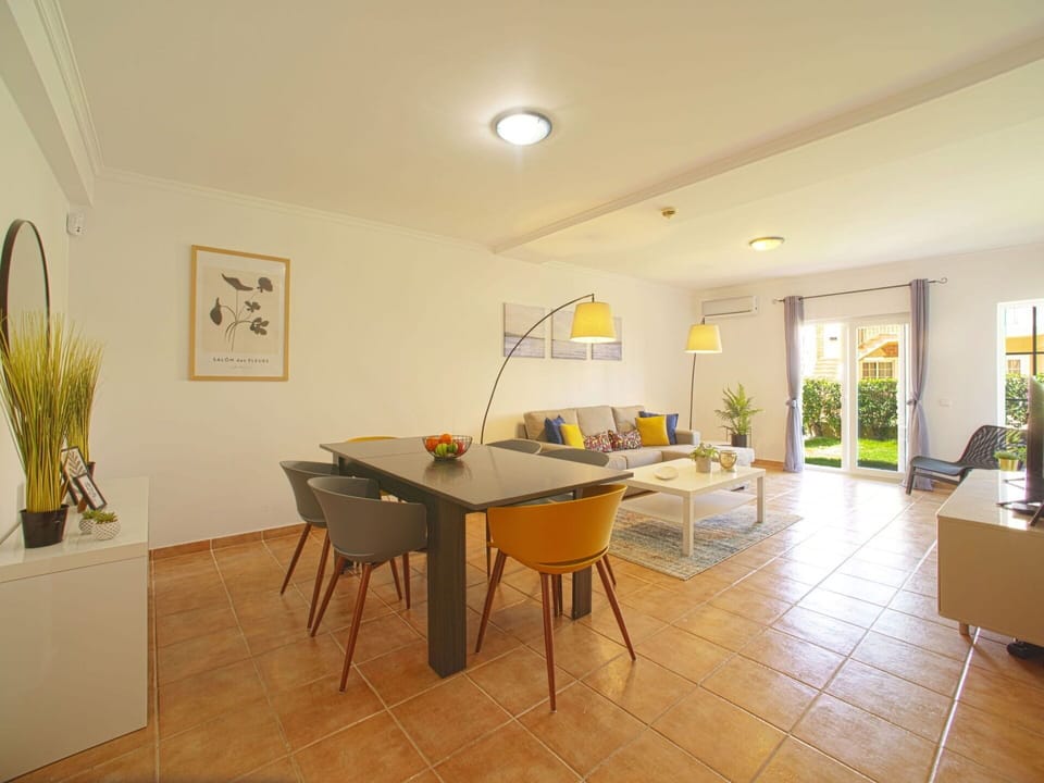 Table, Furniture, Plant, Houseplant, Wood, Building, Lighting, Architecture, Chair, Flooring