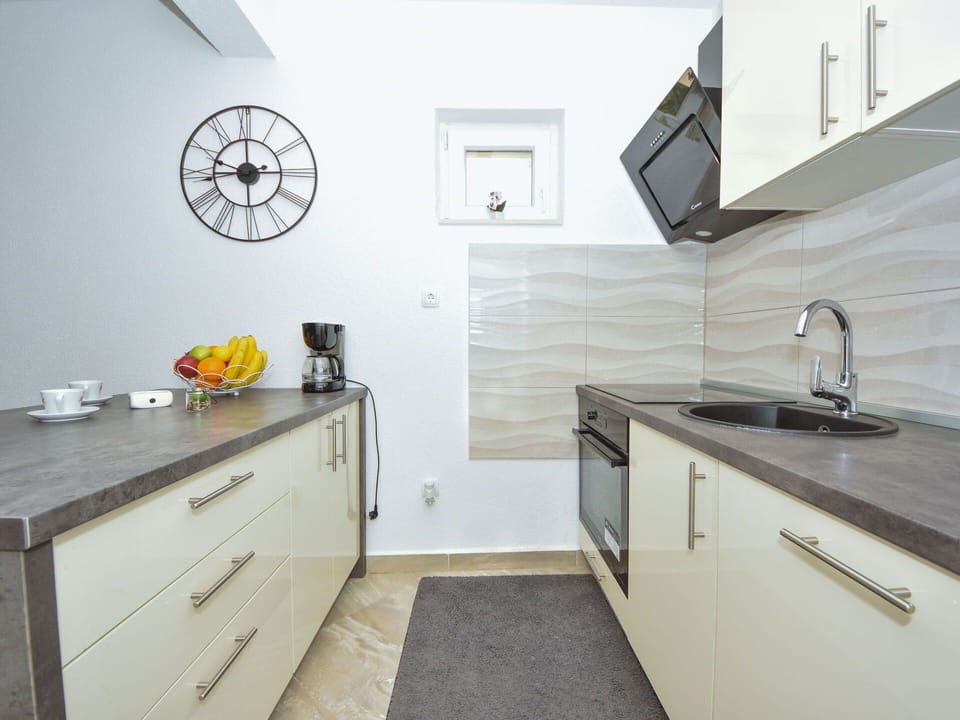 Sink, Kitchen Sink, Cabinetry, Property, Furniture, Countertop, Tap, Interior Design, Building, Plumbing Fixture