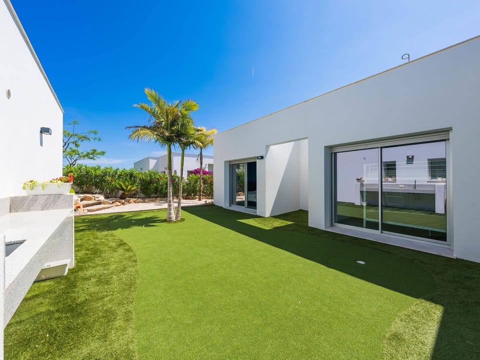Water, Plant, Building, Sky, Daytime, Property, Blue, Azure, Swimming Pool, Skyscraper
