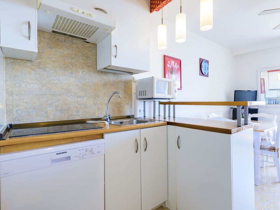 Cabinetry, Property, Kitchen Sink, Countertop, Sink, Kitchen, Tap, Wood, Kitchen Appliance, Interior Design