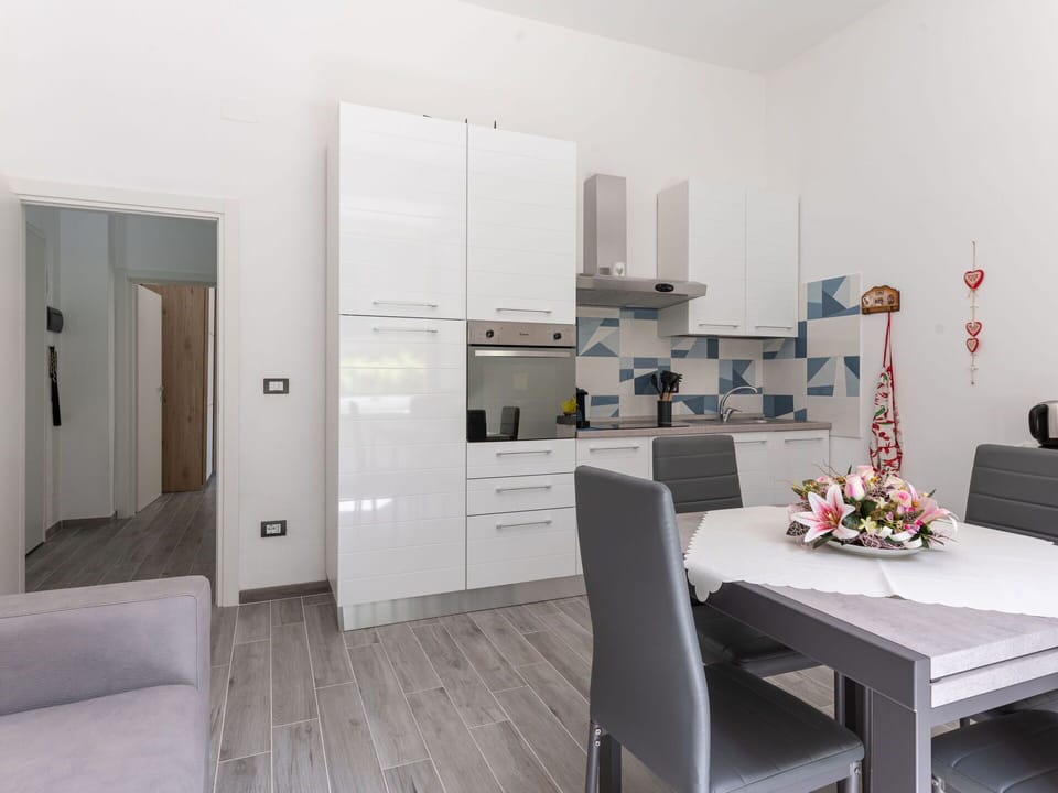 Furniture, Table, Comfort, Building, Interior Design, Cabinetry, Houseplant, Flooring, Floor, Couch