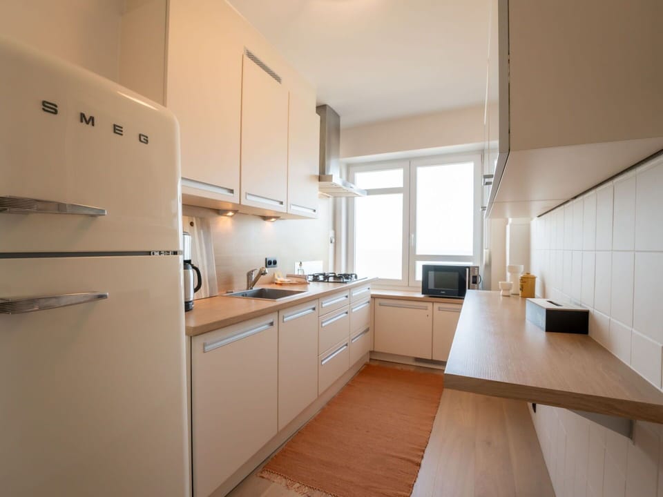 Building, Sky, Plant, Window, House, Facade, Tree, Leisure, Roof