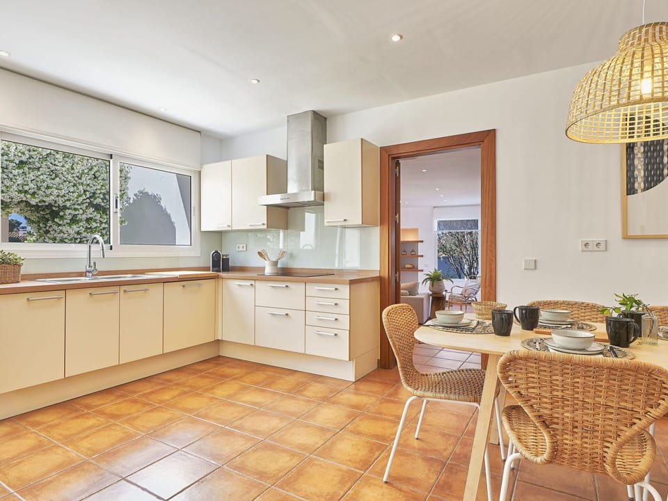 Table, Furniture, Plant, Sky, Property, Chair, Building, Cloud, Interior Design, Tableware