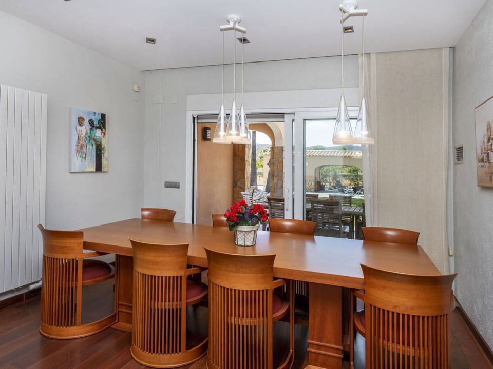 Table, Furniture, Plant, Sky, Property, Chair, Building, Cloud, Interior Design, Tableware