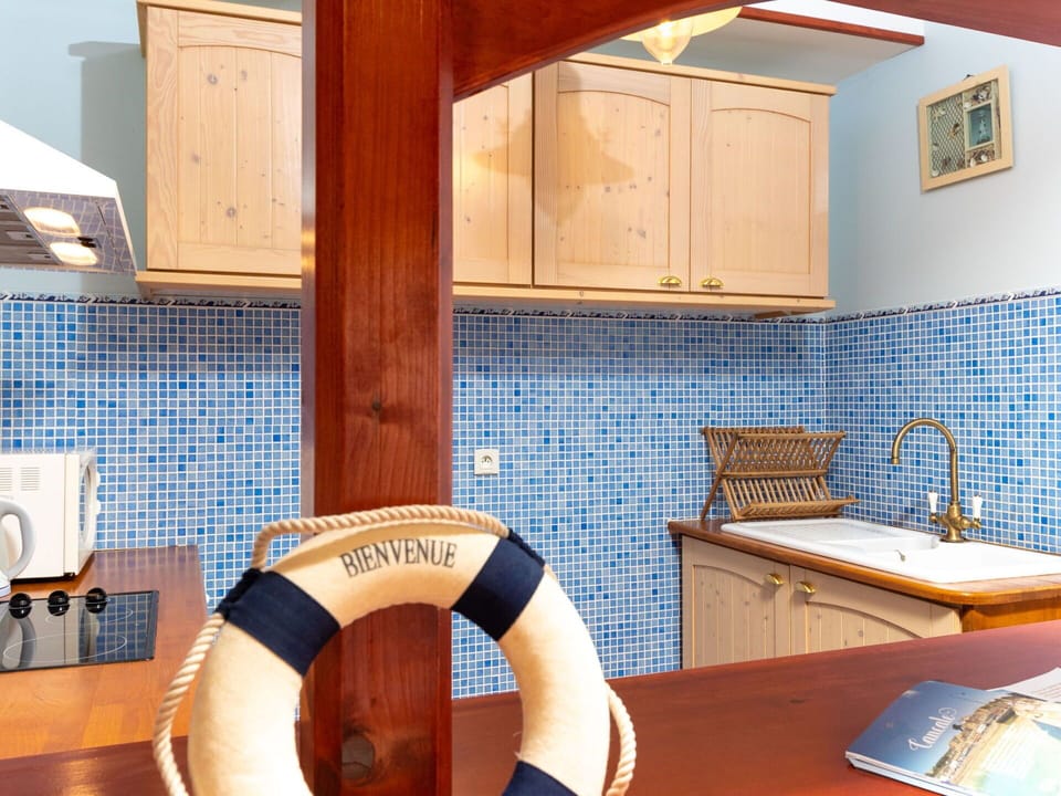 Cloud, Water, Sky, Building, Water Resources, Daytime, Blue, Azure, Boat, Tree